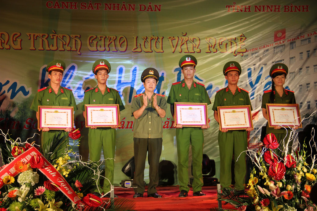 Đại diện CA tỉnh Ninh Bình tặng bằng khen cho các học viên xuất sắc
